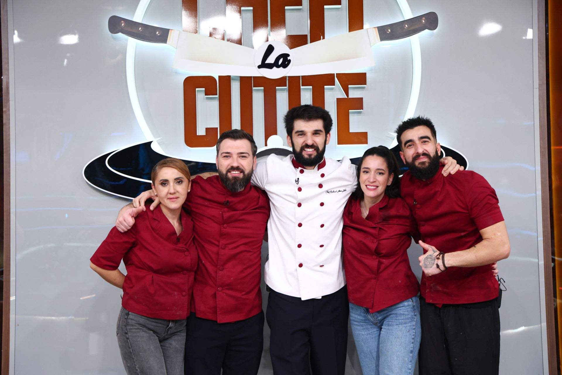 Record de audiență cu ediția Chefi la cuțite de ieri, care a stabilit semifinaliștii. Tunicile bej, conduse de Chef Ștefan, au intrat primele în Semifinală, câștigând ultimul battle