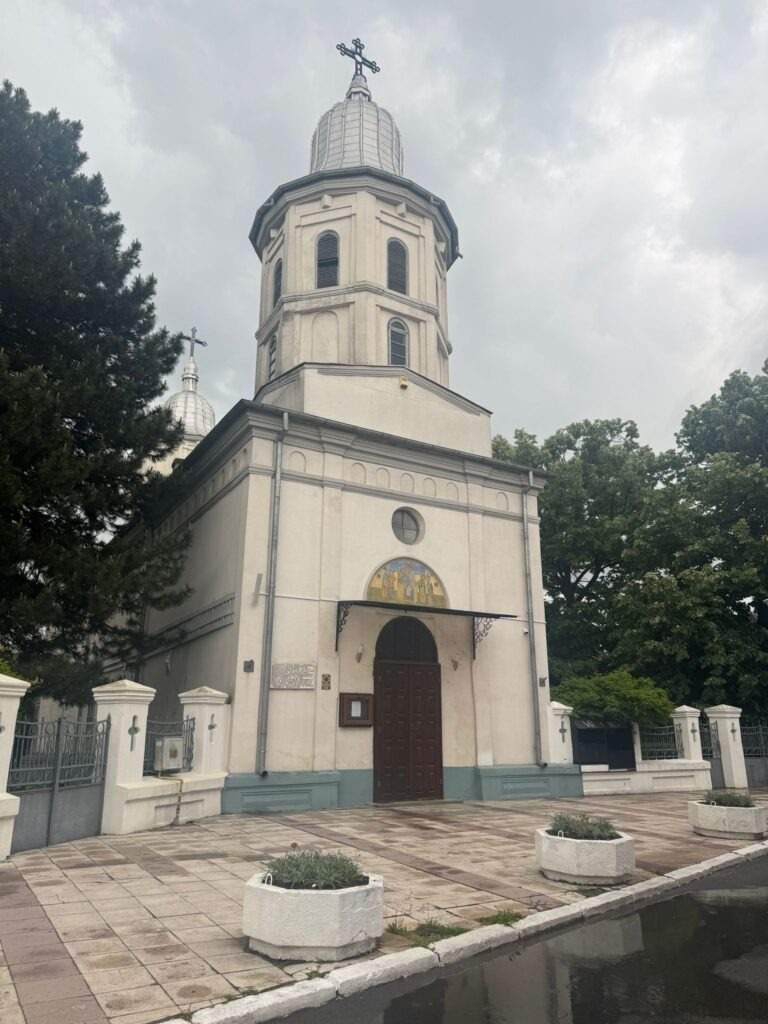 Trupul neînsuflețit al femeii din Sibiu, acuzată că și-a ucis mama, a fost depus la o capelă din Galați. Imagini de la fața locului