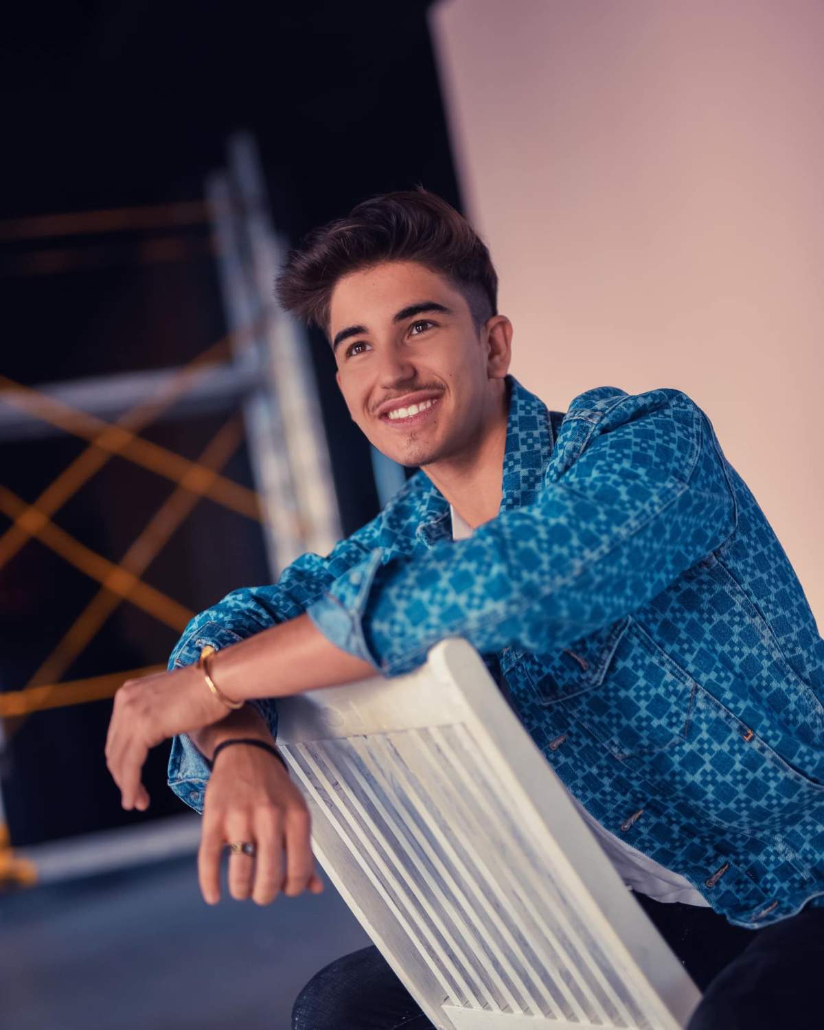 sebastian dobrincu pe un scaun si zambeste