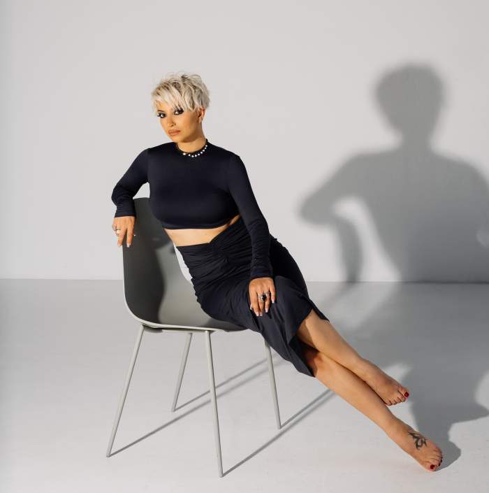 Giulia Anghelescu poarta o rochie de culoarea neagra
