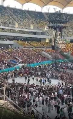 Imagini exclusive de la concertul care a blocat Bucureștiul! Max Korzh!