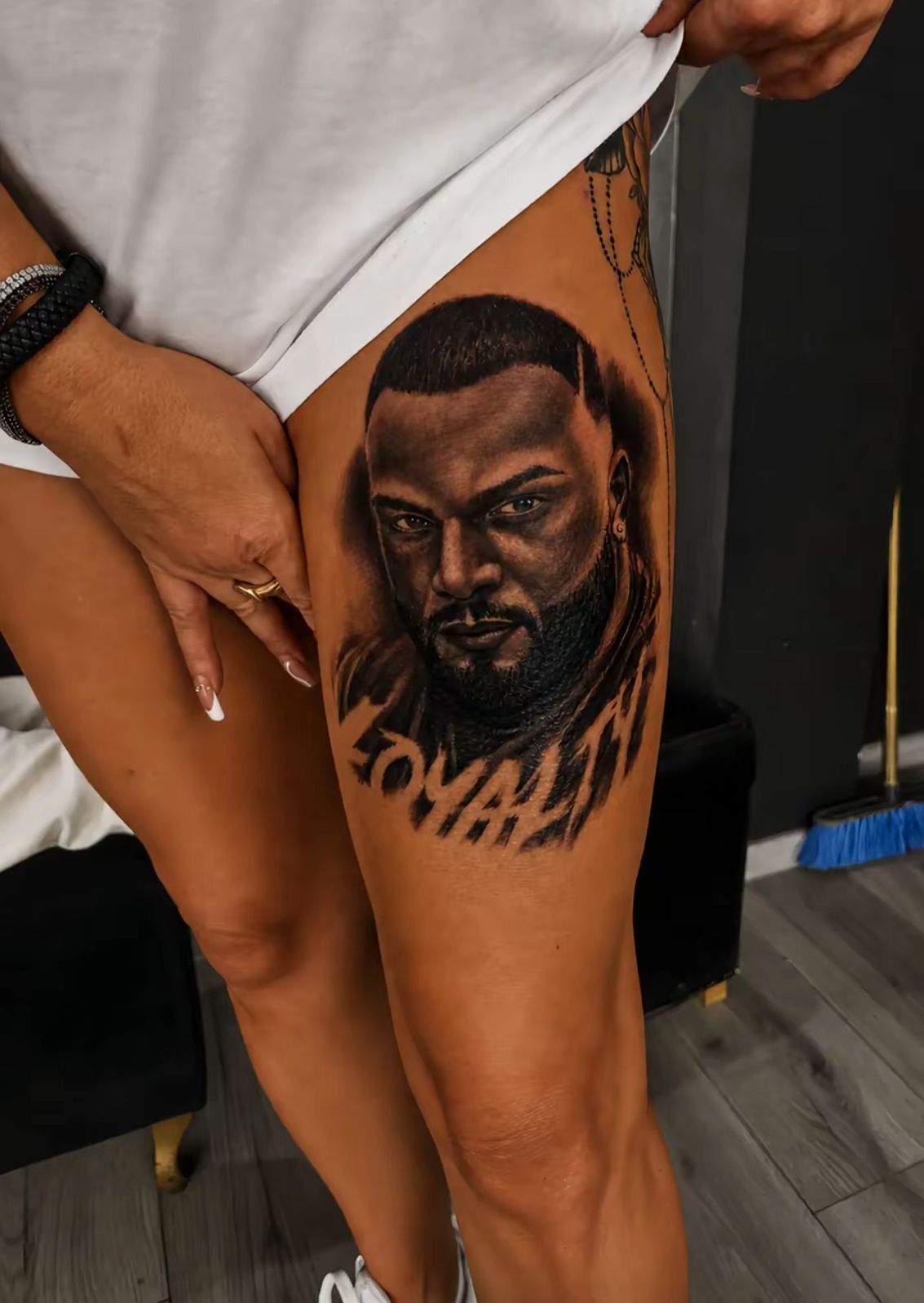 Chipul lui Bebino tatuat pe piciorul soției sale