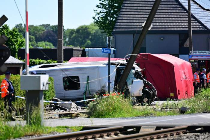 Serviciile de urgență fotografiate la locul accidentului dintre un tren și un microbuz, la trecerea de cale ferată Vierhuizen, în Buggenhout, marți, 26 mai 2026