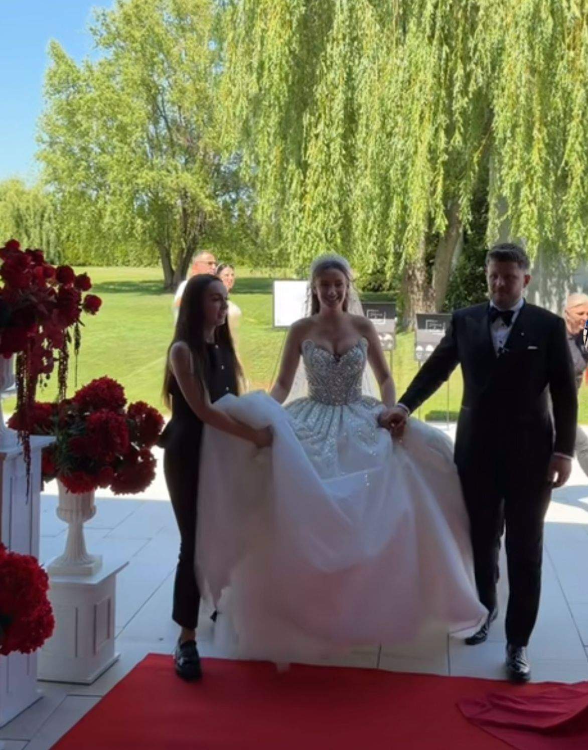 Nuntă mare în showbiz! O îndrăgită cântăreață de la noi s-a căsătorit! Rochia ei de mireasă e spectaculoasă | FOTO