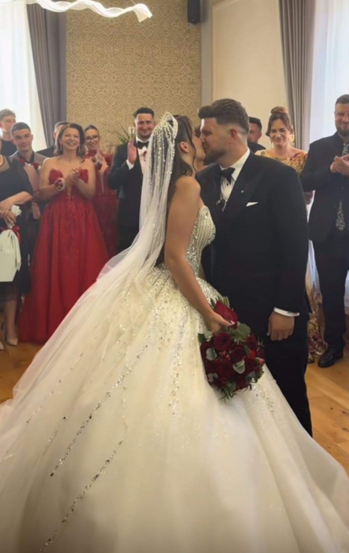 Nuntă mare în showbiz! O îndrăgită cântăreață de la noi s-a căsătorit! Rochia ei de mireasă e spectaculoasă | FOTO