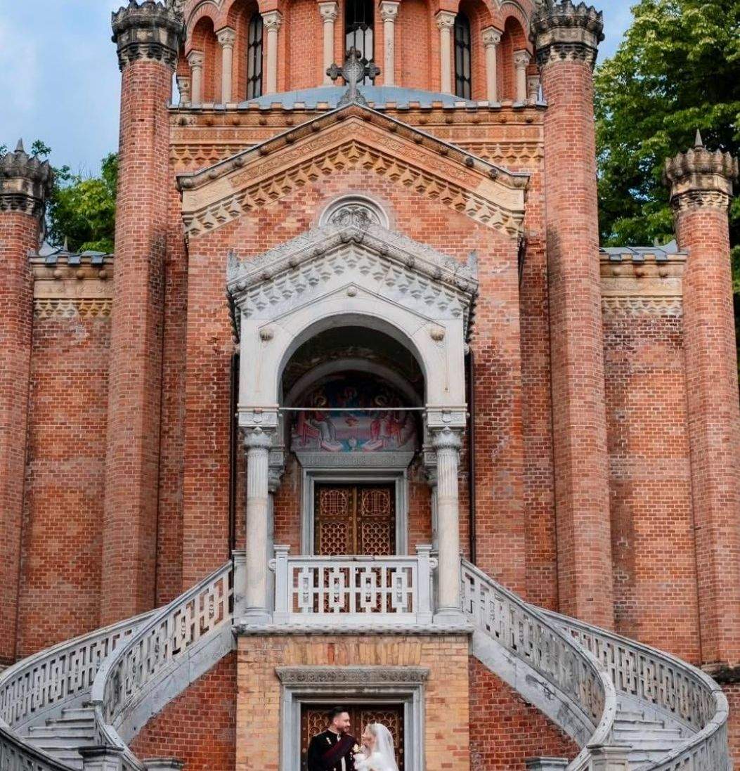Imagini de colecție de la nunta Nicoletei Scarlat și a lordului Răzvan Vasile de Brattleby! S-au căsătorit într-un cadru de poveste