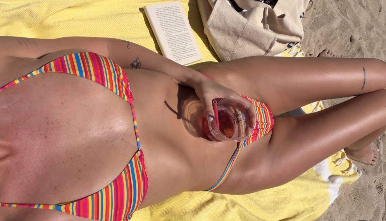 Laura Giurcanu la plajă