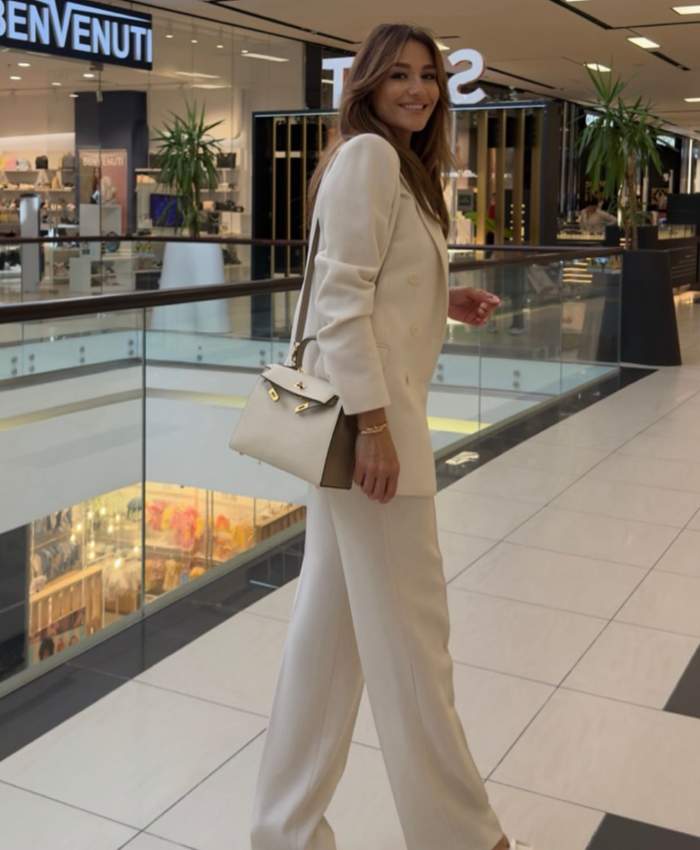 Claudia Pătrășcanu într-un centru comercial