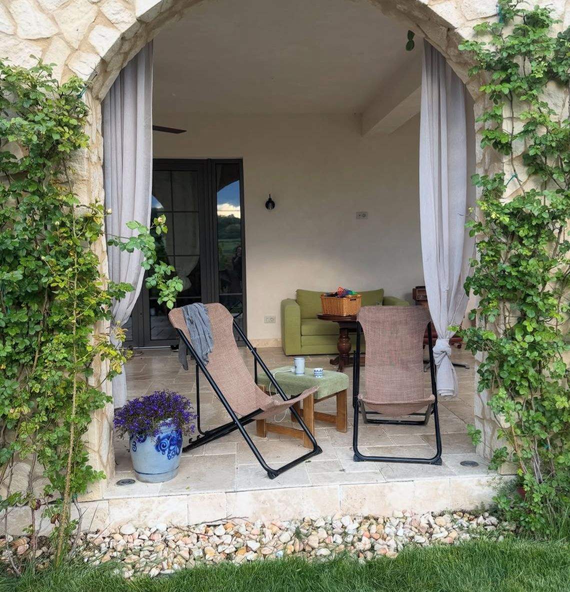 Noi imagini cu casa Adelei Popescu și a lui Radu Vâlcan de la Șușani! Nici nu zici că e în România