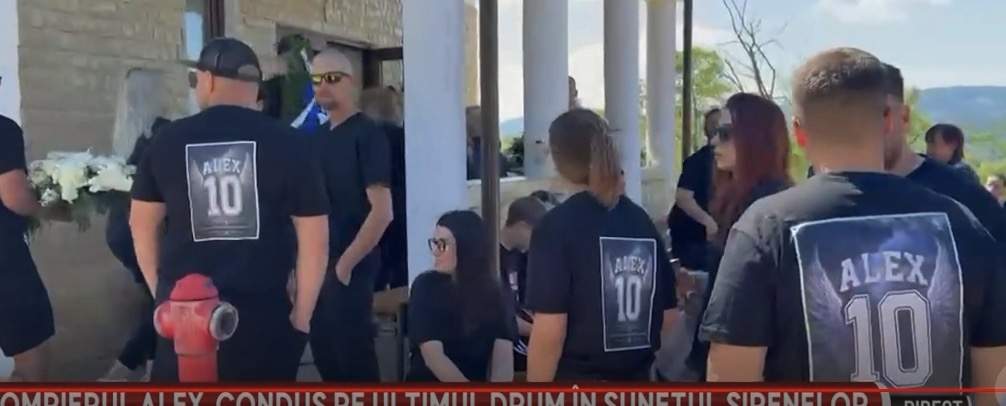 Imagini sfâșietoare de la înmormântarea lui Alex, pompierul de 22 de ani care a murit în accident. Gestul emoționant făcut de prietenii lui