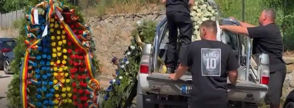 Imagini sfâșietoare de la înmormântarea lui Alex, pompierul de 22 de ani care a murit în accident. Gestul emoționant făcut de prietenii lui