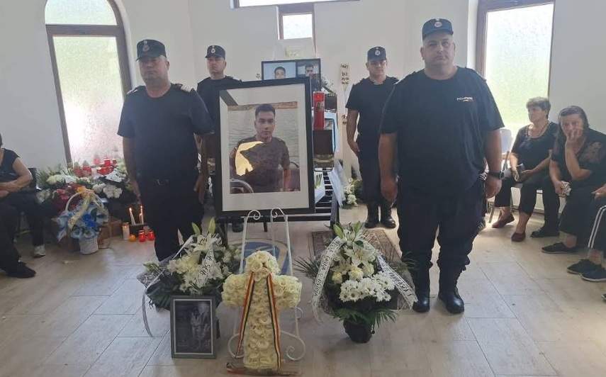 Imagini sfâșietoare de la înmormântarea lui Alex, pompierul de 22 de ani care a murit în accident. Gestul emoționant făcut de prietenii lui