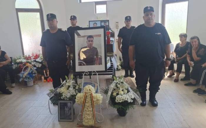 Imagini sfâșietoare de la înmormântarea lui Alex, pompierul de 22 de ani care a murit în accident. Gestul emoționant făcut de prietenii lui