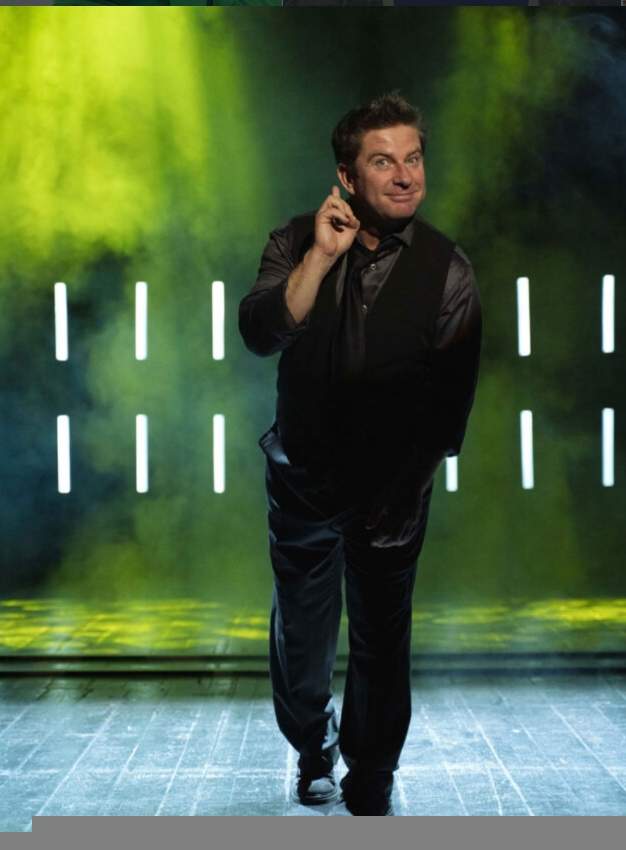 pavel bartos cu un fundal verde in spate