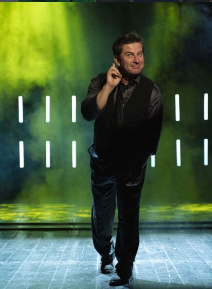 pavel bartos cu un fundal verde in spate