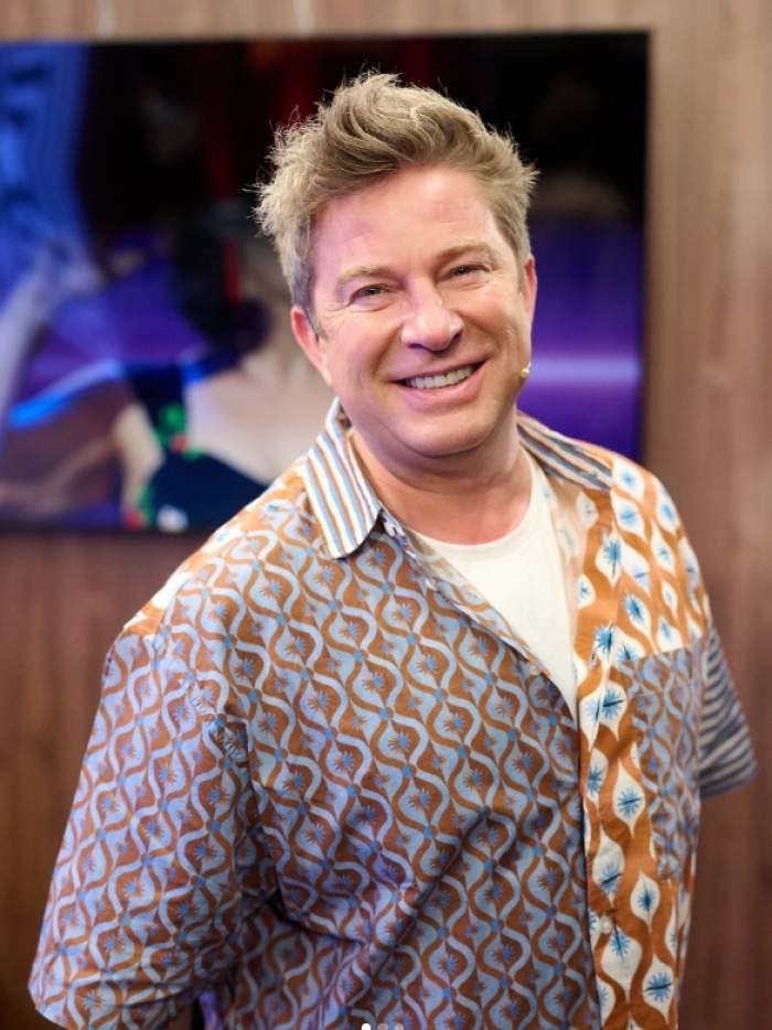 pavel bartos zambeste, are camasa colorata