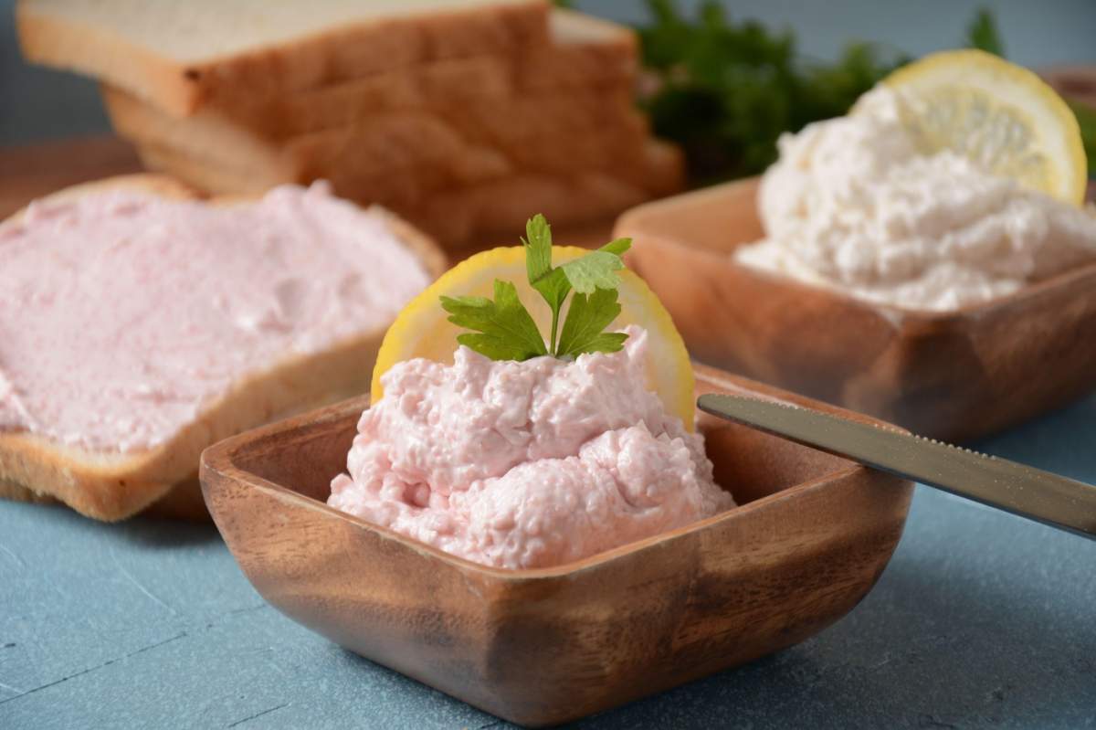 Taramosalata, pastă grecească (pate) făcută din pește măcinat, creveți și caviar, servită cu lămâie
