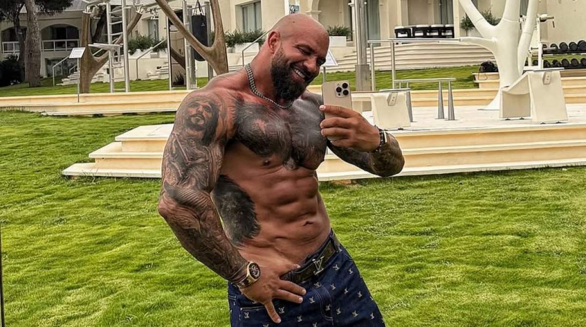 Alex Bodi, cu abdomenul la vedere