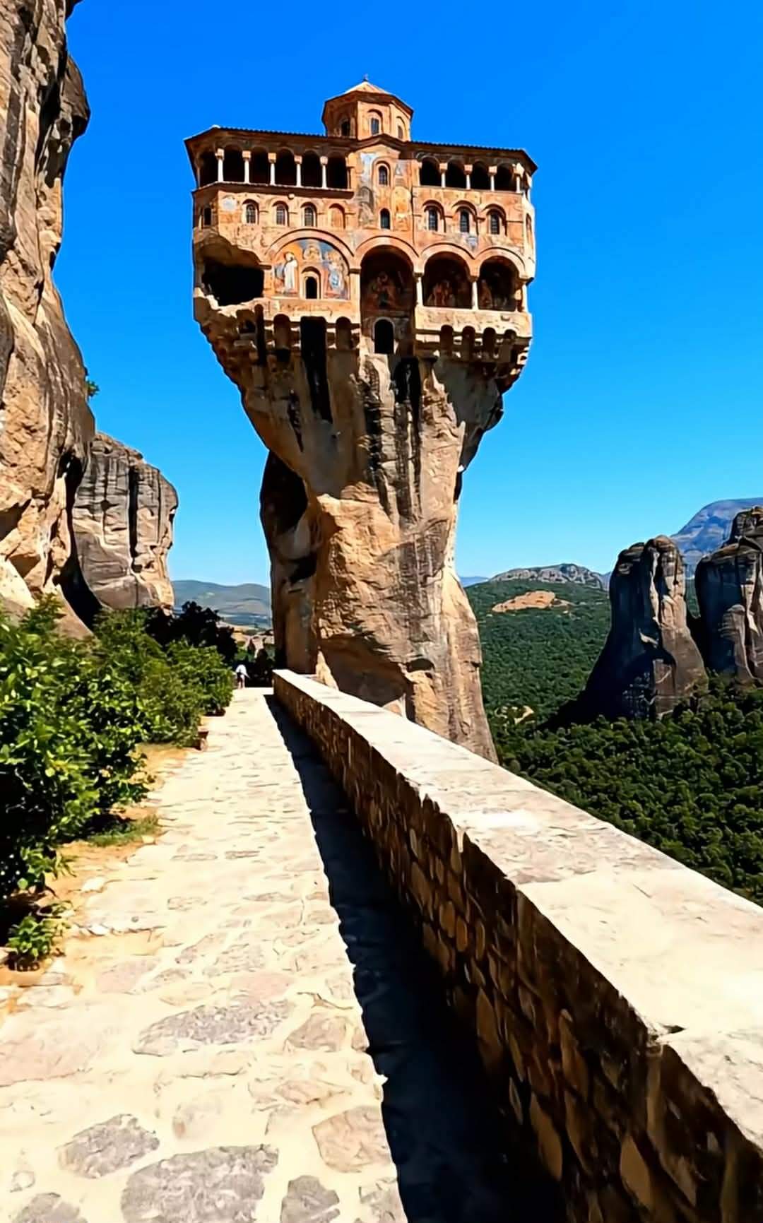 Locul din Grecia care pare desprins dintr-un film. Mănăstirea construită pe o stâncă uriașă atrage turiști din întreaga lume