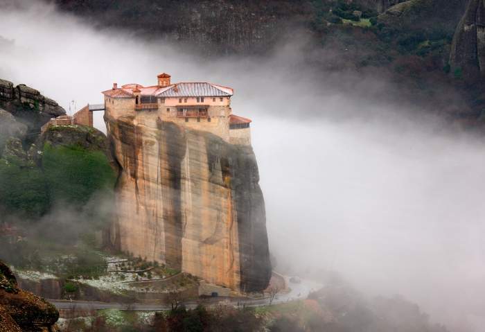 Locul din Grecia care pare desprins dintr-un film. Mănăstirea construită pe o stâncă uriașă atrage turiști din întreaga lume