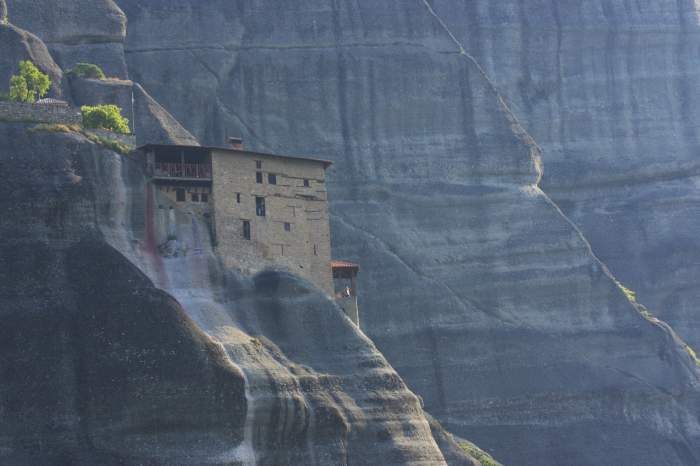 Locul din Grecia care pare desprins dintr-un film. Mănăstirea construită pe o stâncă uriașă atrage turiști din întreaga lume