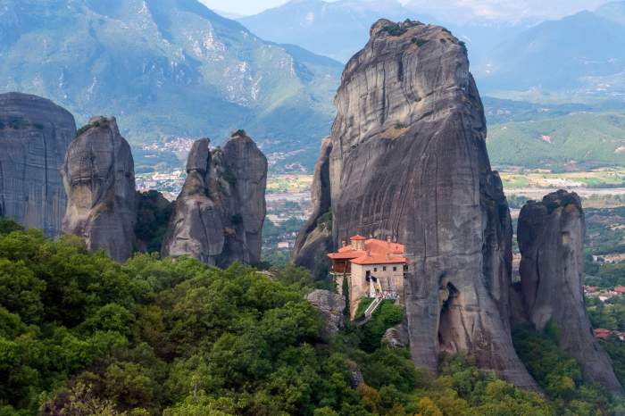 Locul din Grecia care pare desprins dintr-un film. Mănăstirea construită pe o stâncă uriașă atrage turiști din întreaga lume