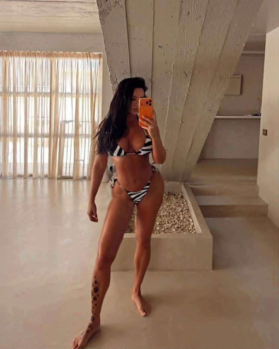 Claudia Iosif în costum de baie