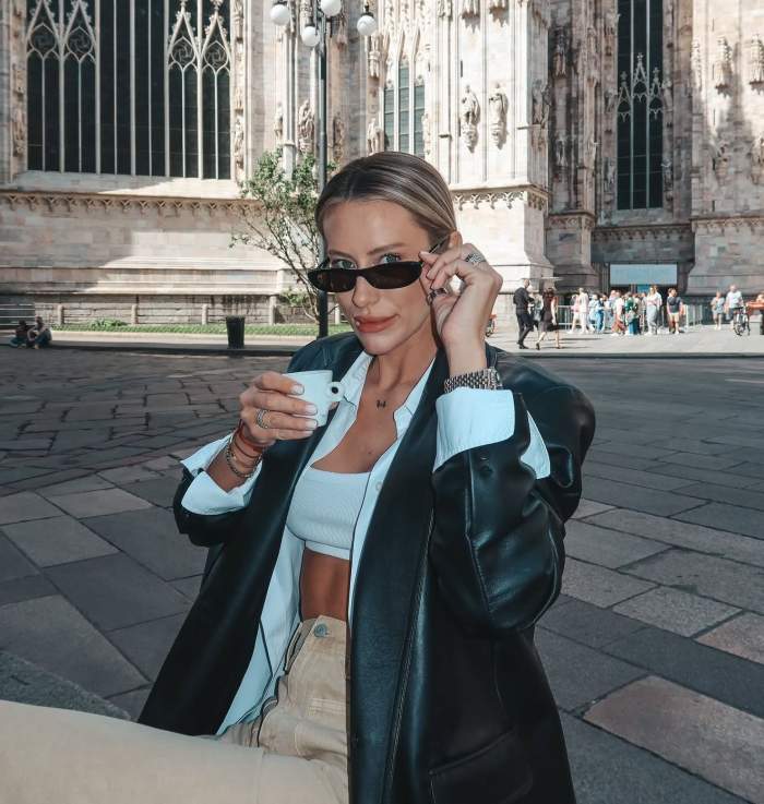 Gabriela Prisăcariu bea espresso