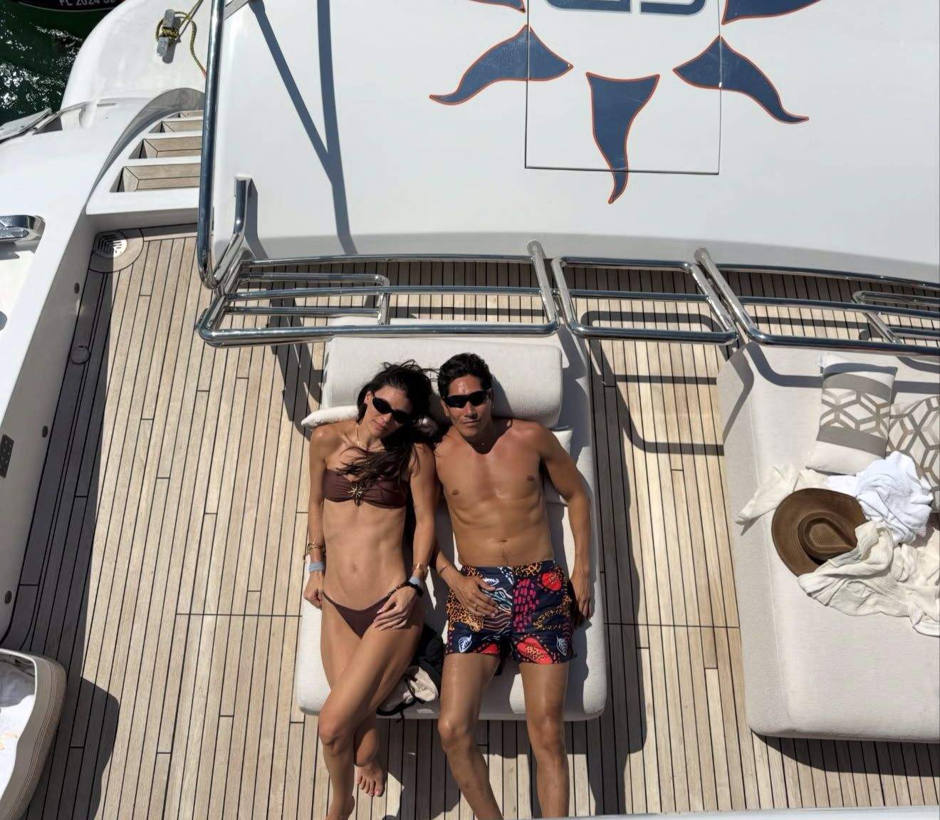 Jessica Alba și Danny Ramirez, pe iaht