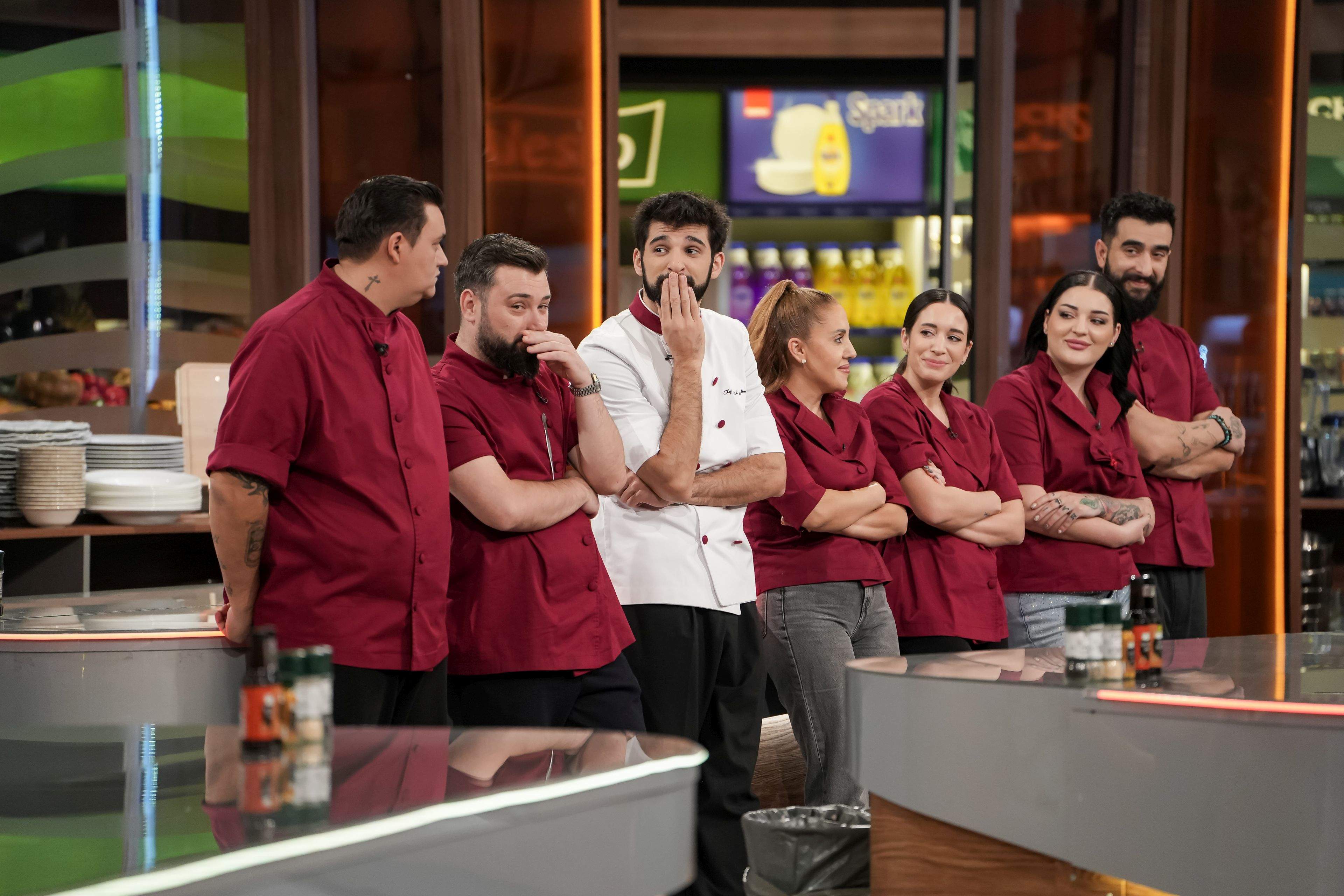 Jurații Chefi la cuțite intră în cea de-a zecea confruntare culinară. Situație tensionată diseară: o concurentă vrea să-și părăsească echipa!