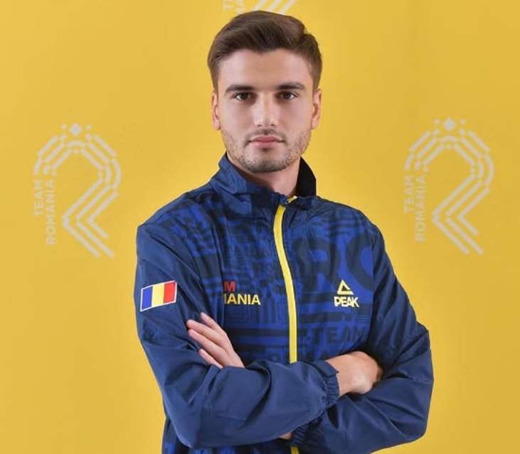 dragos nedelcu pe fundal galben