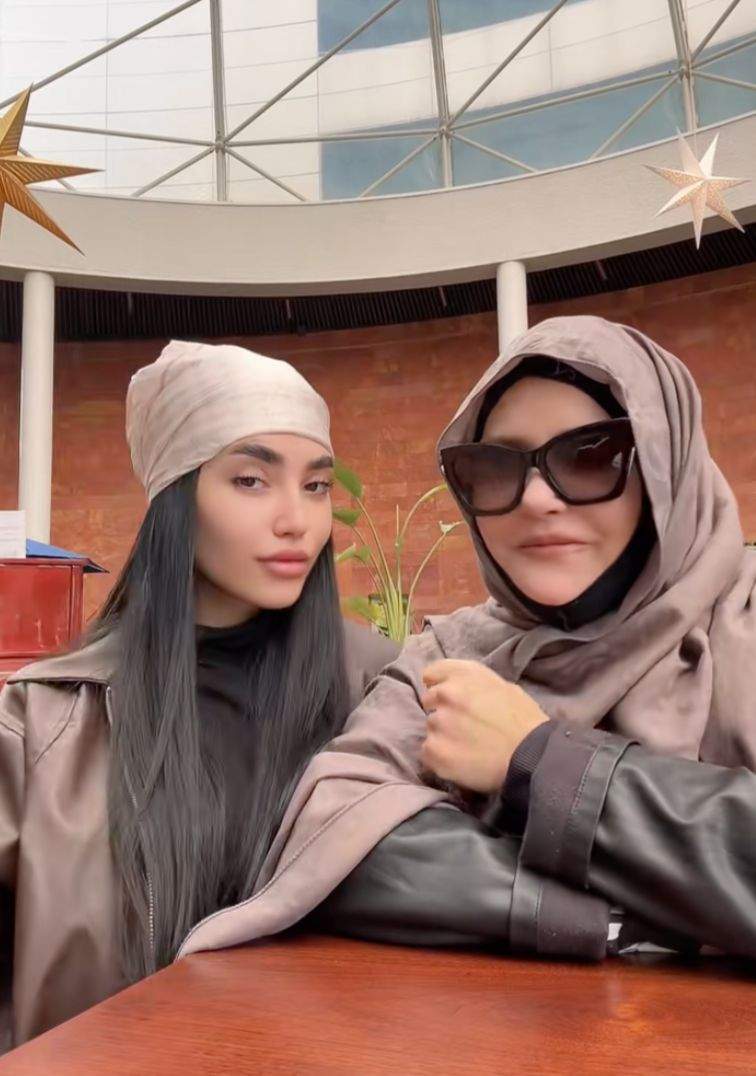 Iasmina, alături de mama ei