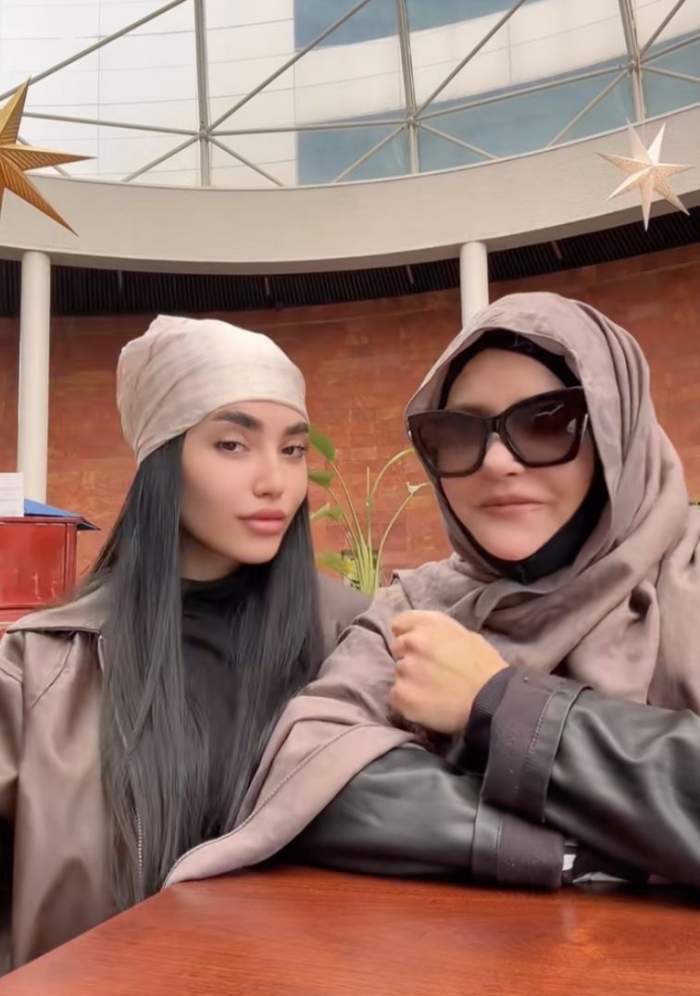 Iasmina, alături de mama ei