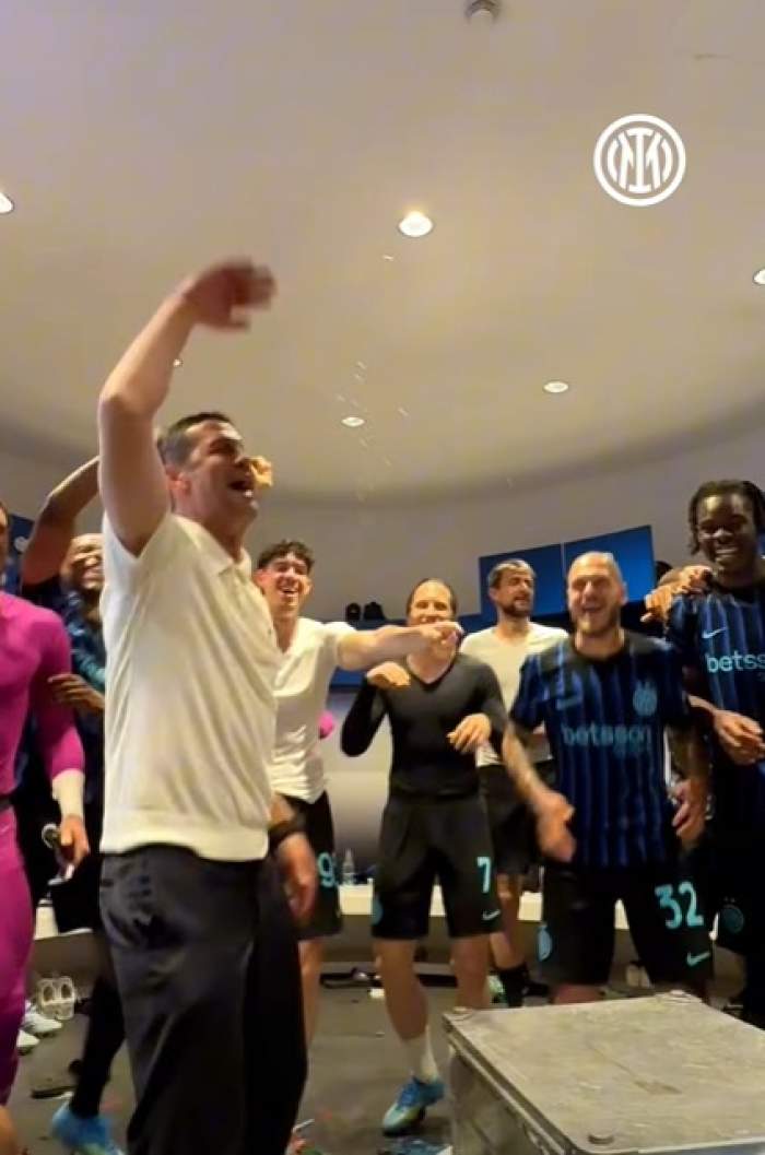 Cum a sărbătorit Cristi Chivu în vestiar după ce Inter Milano a câştigat campionatul Italiei. Ce melodie a fredonat