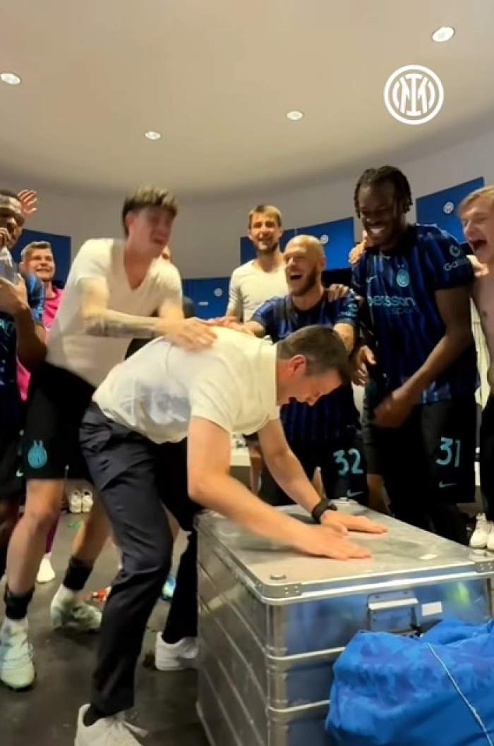 Cum a sărbătorit Cristi Chivu în vestiar după ce Inter Milano a câştigat campionatul Italiei. Ce melodie a fredonat