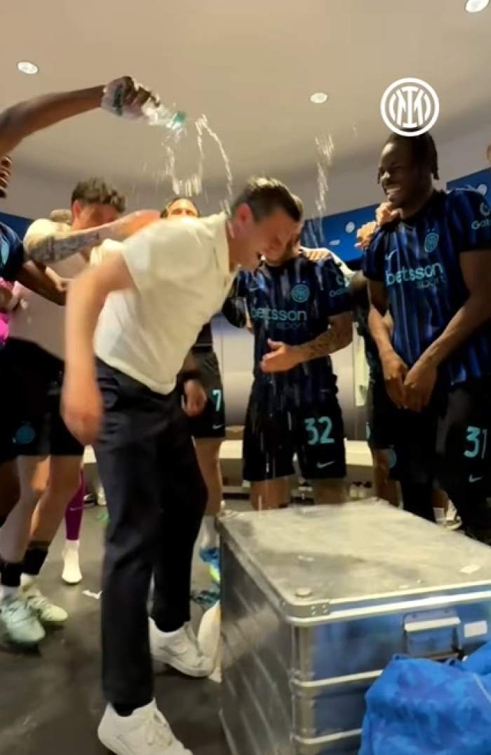 Cum a sărbătorit Cristi Chivu în vestiar după ce Inter Milano a câştigat campionatul Italiei. Ce melodie a fredonat