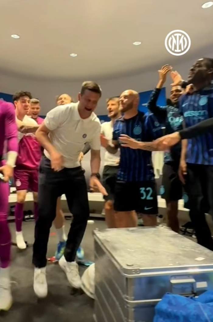 Cum a sărbătorit Cristi Chivu în vestiar după ce Inter Milano a câştigat campionatul Italiei. Ce melodie a fredonat