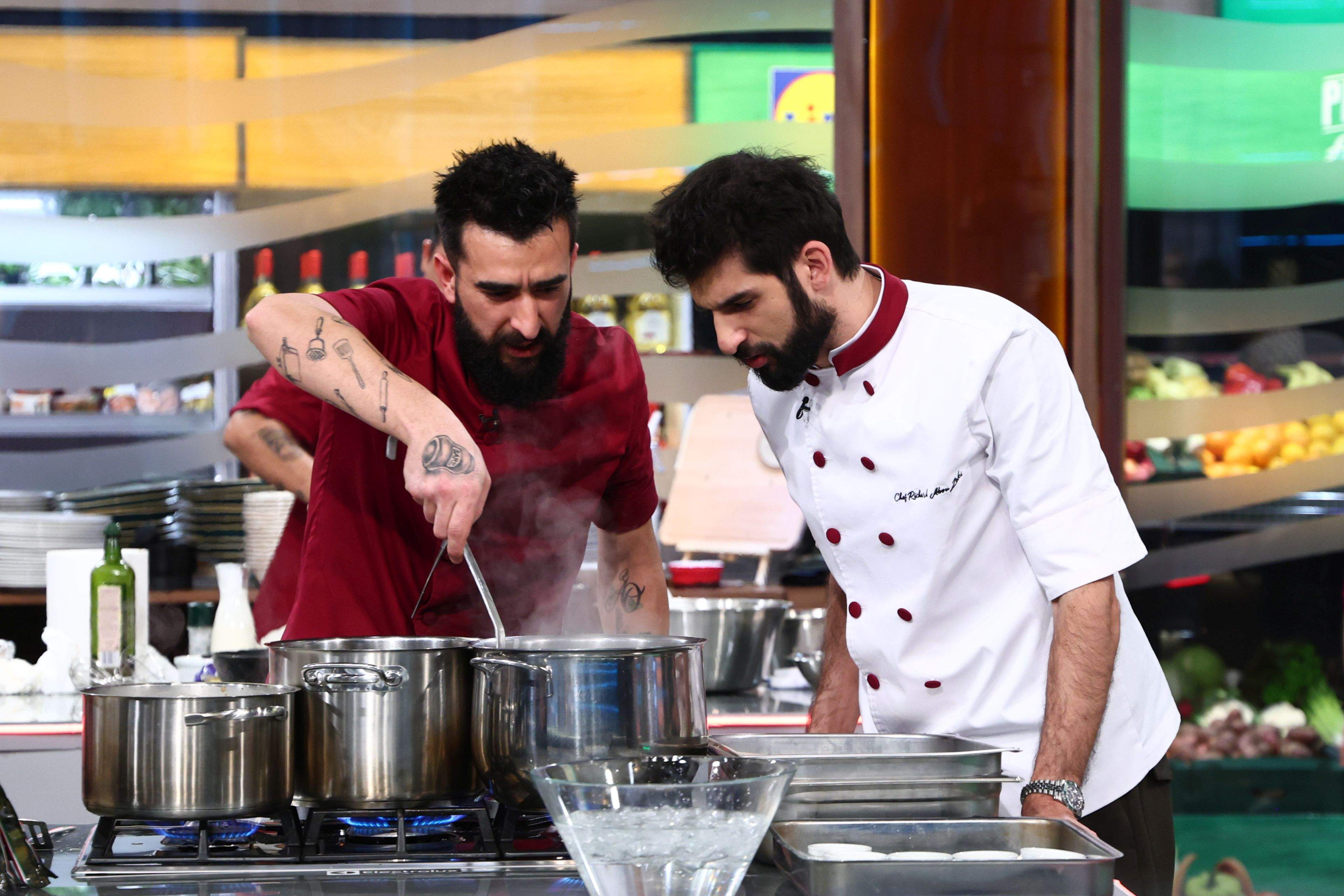 Chefi la cuțite, lider de audiență. Ionela Românianu a abandonat competiția, iar Bianca Podosu a fost eliminată. Diseară, Chef Sautner aruncă-n joc o amuletă surprinzătoare