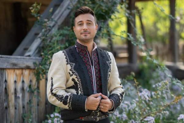 Valentin Sanfira, în straie populare