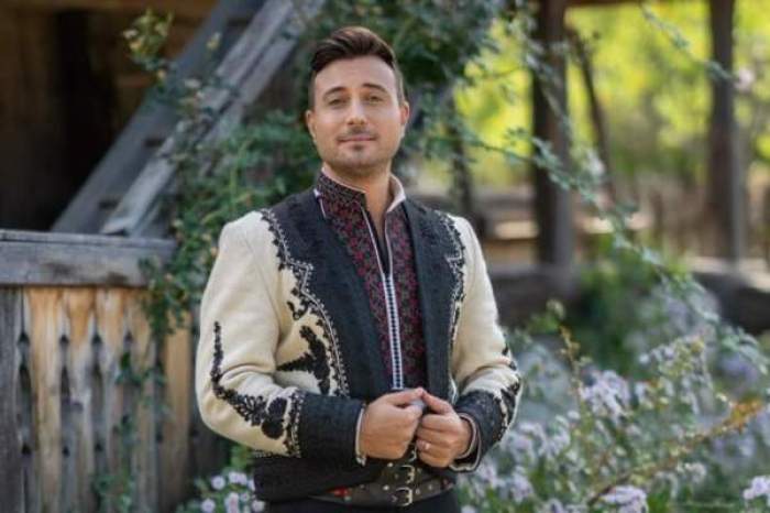 Valentin Sanfira, în straie populare
