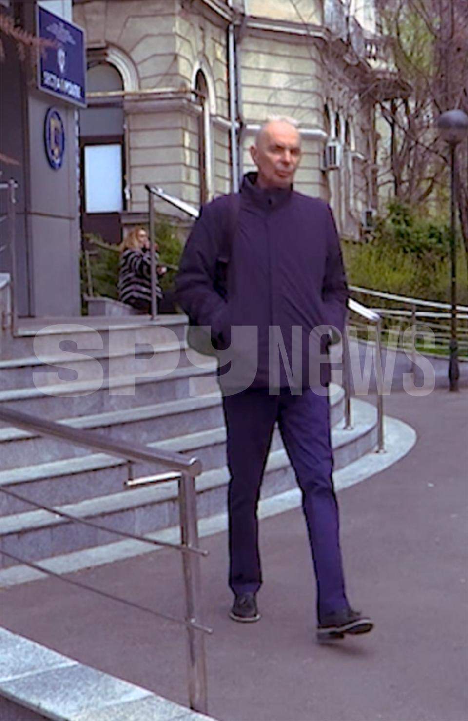 Milionarul Daniel Tudor in fata sectiei de politie