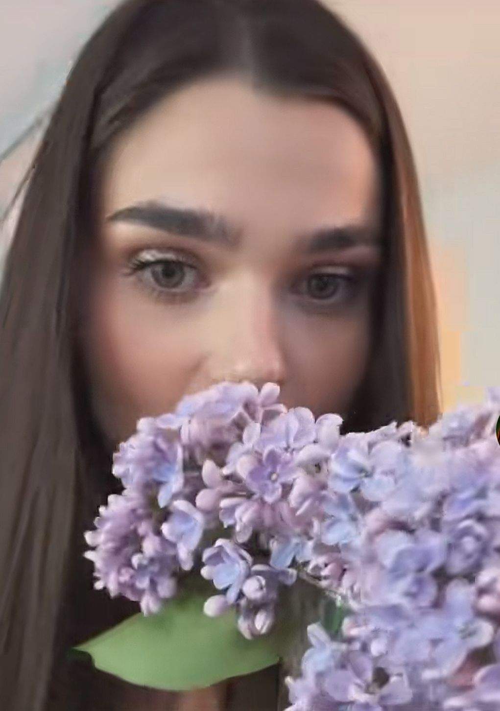 Theo Rose și flori de liliac