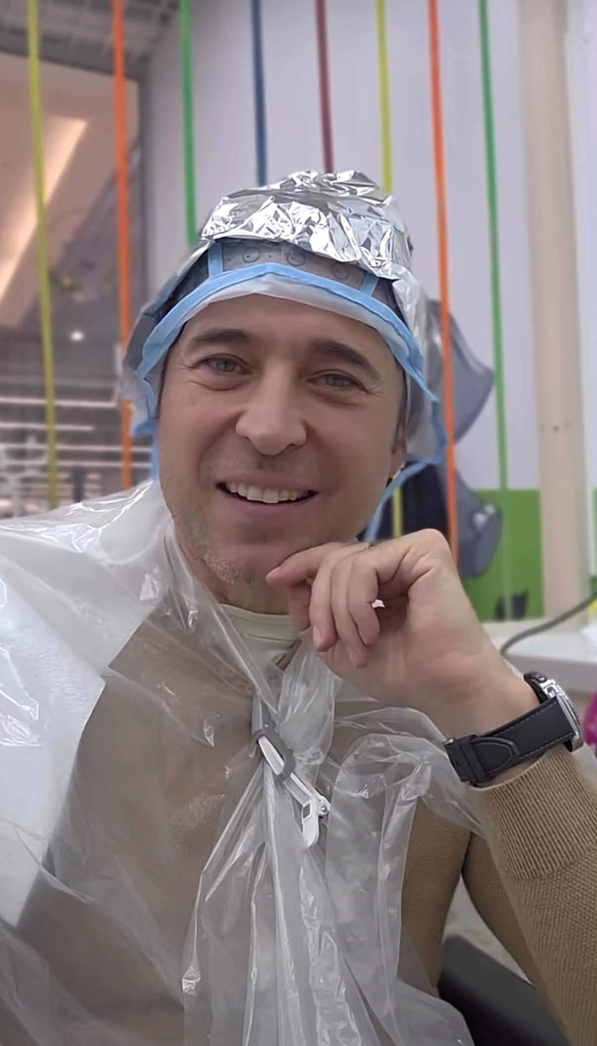 Dinu Maxer, pe scaunul hairstylistului. Ce schimbare a decis artistul să facă