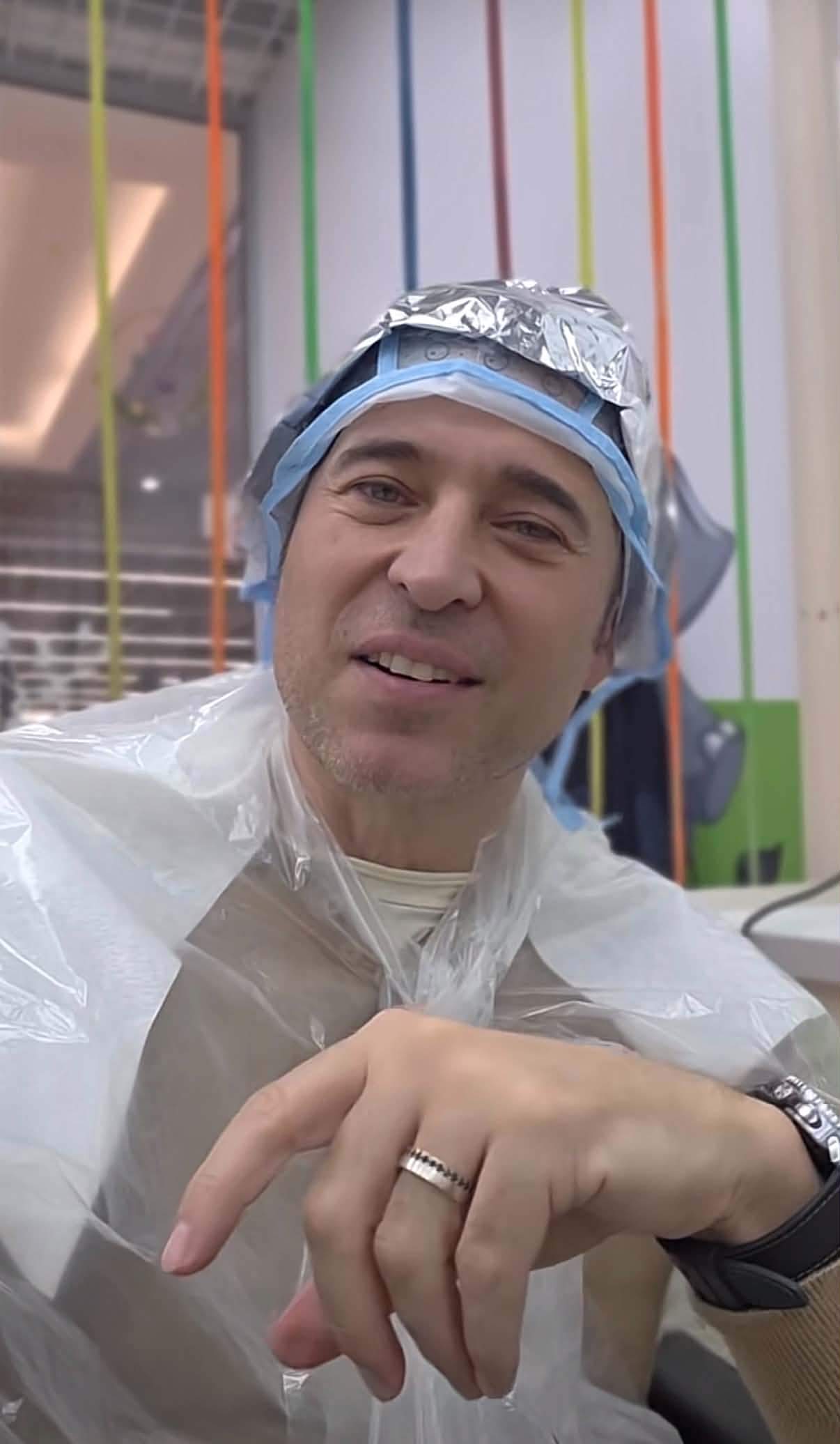 Dinu Maxer, pe scaunul hairstylistului. Ce schimbare a decis artistul să facă