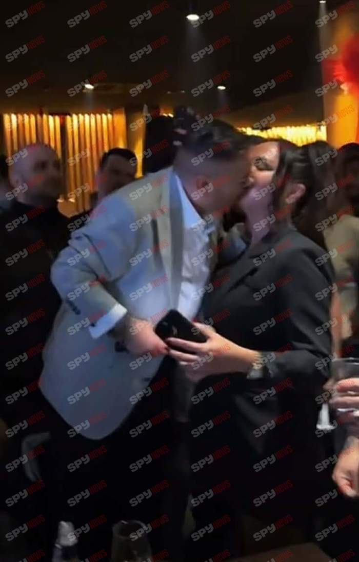 Adrian Minune, sărut pasional pe buze cu o altă domnișoară! Manelistul a fost prins în fapt din nou | VIDEO