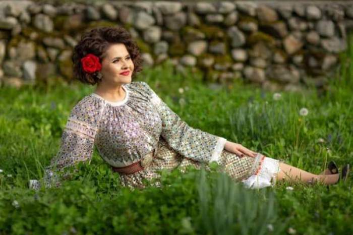 Niculina Stoican poarta costum popular