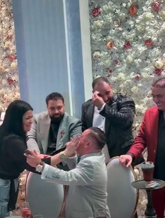 Adrian Minune, luat la palme de Raluca Drăgoi, în timpul unei cântări. Florin Salam a fost de față