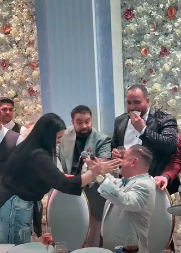 Adrian Minune, luat la palme de Raluca Drăgoi, în timpul unei cântări. Florin Salam a fost de față