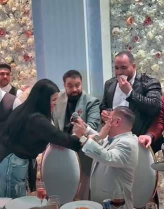 Adrian Minune, luat la palme de Raluca Drăgoi, în timpul unei cântări. Florin Salam a fost de față