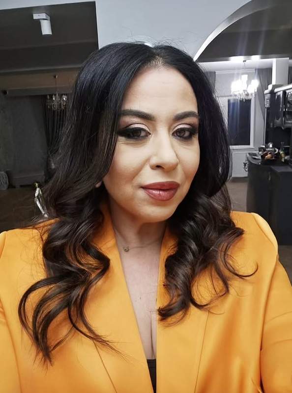 oana roman in sacou galben